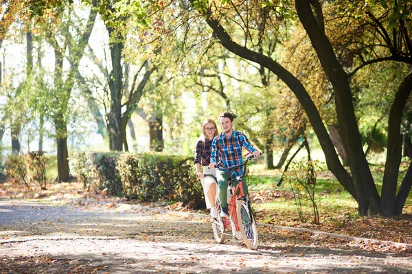 Young Tourist Couple Handsome Bearded Man Attractive Blond Long Haired — Stock Photo, Image