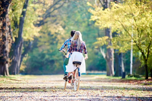 Back View Young Tourist Couple Man Blond Long Haired Woman — Stock Photo, Image