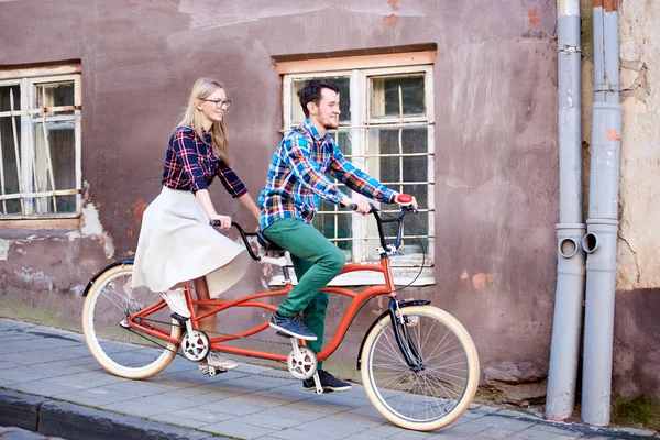 Joven Hombre Guapo Mujer Rubia Bonita Montar Tándem Doble Bicicleta — Foto de Stock