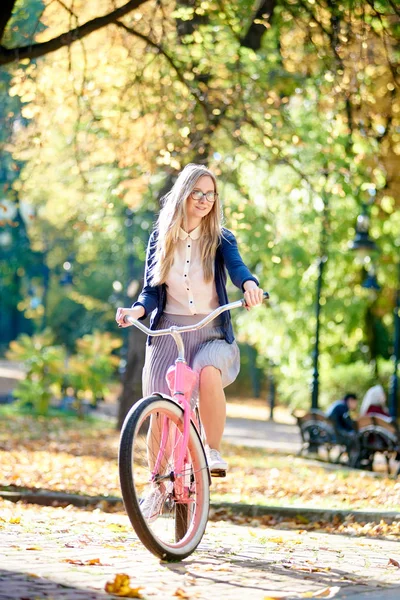 블라우스 흐리게 노란색 Bokeh 배경에 포장된 레이디 자전거 사이클링에 매력적인 — 스톡 사진