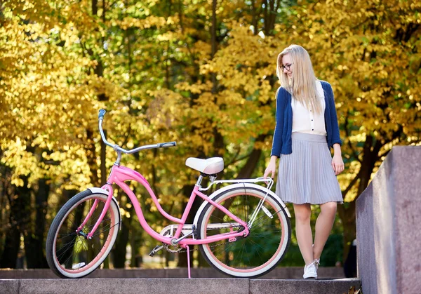 Young Active Blond Long Haired Woman Skirt Blouse Standing Pink — Stock Photo, Image