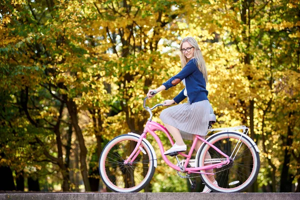 다채로운 Bokeh 배경가 계단에 블라우스에 레이디 자전거를 매력적인 여자의 — 스톡 사진