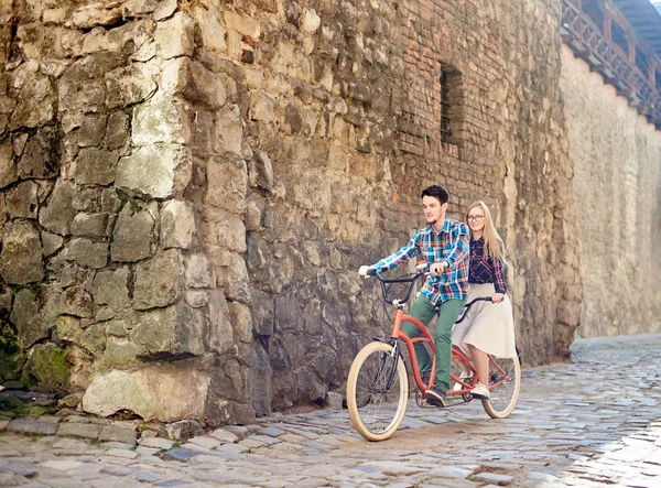 캐주얼 수염된 남자와 건물의 모서리에 포장에 나란히 자전거를 여자에 매력적인 — 스톡 사진