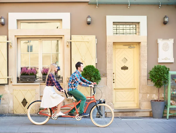캐주얼 수염된 남자와 화창한 여름날에 포장된 자전거 사이클링에 여자에 부부의 — 스톡 사진