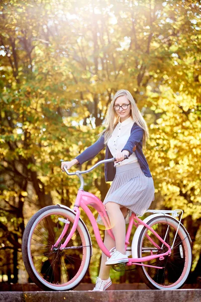 머리의 매력적인 여행자 치마와 블라우스에 레이디 자전거에 다채로운 Bokeh 배경가 — 스톡 사진
