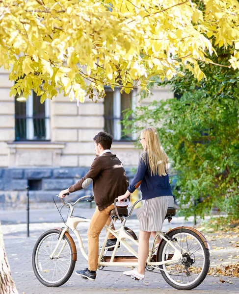 화창한가 잘생긴 남자와 노란색 포장된 자전거의 — 스톡 사진