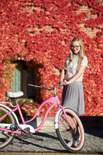 캐주얼 의류에 안경에 레이디 자전거 따뜻한 화창한 잎으로 — 스톡 사진