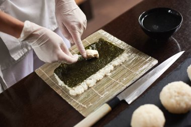 Şef Close-up hazırlanıyor Japon yemekleri eller. Japon Şef suşi restoranında yapmak.