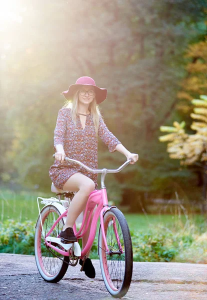 매력적인 드레스와 배경으로 나무에 포장된 레이디 자전거 — 스톡 사진