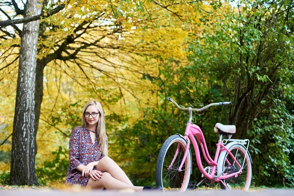 Blond Attractive Girl Glasses Fashionable Short Dress Sitting Alone Ground — Stock Photo, Image