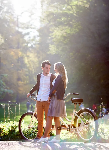 Joven Pareja Feliz Hombre Sonriente Barbudo Rubia Pelo Largo Atractiva — Foto de Stock