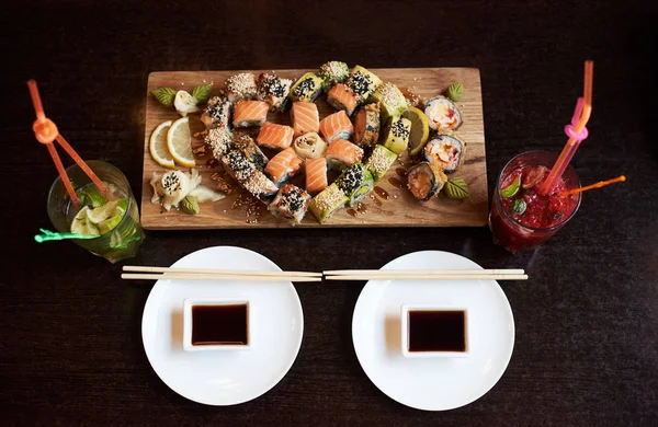 Vista Cerca Del Delicioso Sushi Rodante Servido Tablero Madera Con — Foto de Stock