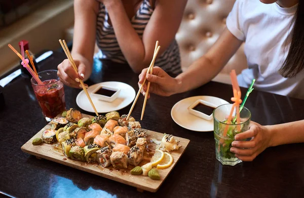 Duas Meninas Yang Estão Comendo Delicioso Sushi Rolando Restaurante Servido — Fotografia de Stock