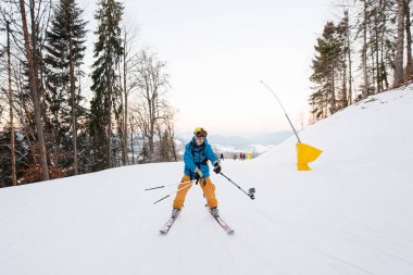 Adam kayaklar üzerinde kış Kayak resort rekreasyon seyahat turizm tatil aşırı adrenalin dağ eğim ve alma selfie sopa ile aşağı taşıma