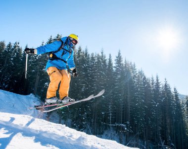 Profesyonel kayakçı arka plan ışığı aşırı freeride adrenalin sporcu etkinlik keyfi Kış Kayak Merkezi, hakkında dağlar mavi gökyüzünde Kayak sırasında havada atlama.