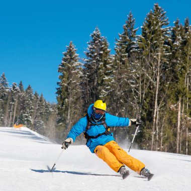 Freeride kayakçı kış Resort dağlarda kayak. Arka planda gökyüzü ve kış orman mavi. Aşırı seyahat eden rekreasyon resort insanlar macera yaşam kavramı
