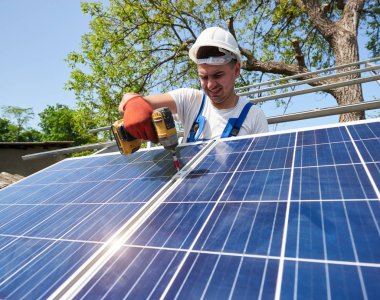 Profesyonel teknisyen tornavida kullanarak metal platforma parlak güneş Fotoğraf volta panelini takma. Dış güneş sistemi yükleme, yenilenebilir yeşil enerji üretimi kavramı.