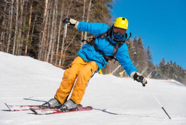 Profesyonel bir kayakçı yamaç rekreasyon aktif spor mevsimlik resort sporcu adrenalin extreme kavramı üzerinde kayak düşük açılı çekim