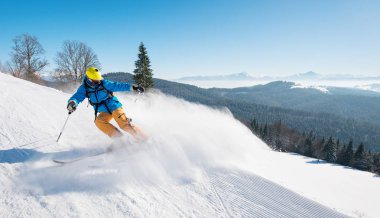 Güzel kış gün boşaltmak yamaç sürme profesyonel bir kayakçı kadeh resort rekreasyon seyahat turizm tatil aşırı adrenalin Kayak