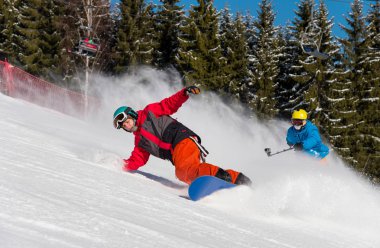 Erkek snowboard karlı yamaç ve profesyonel kayakçı kameraman onu Kayak Merkezi güneşli kış gününde monopod üzerinde eylem kamerayla çekim Kayak. yaşam tarzı etkinlik eğlence kavramı