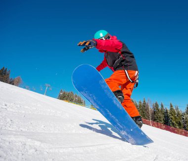 Snowboard kış yamaçta sürme sırasında havada atlama kayak dağlar aktif yaşam tarzı kış sporları konsept beldesinde