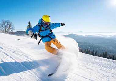 Profesyonel bir kayakçı yamaç bir güzel kış gün boşaltmak ski resort rekreasyon tatil aşırı adrenalin üzerinde sürme kadeh