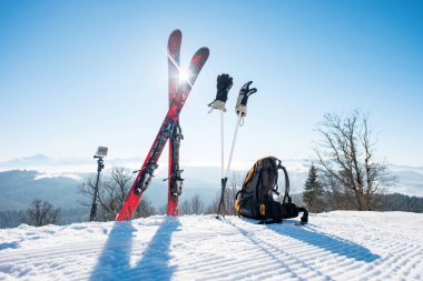 Atış Kayak Ekipmanları - kayaklar, sırt çantası, sopa, eldiven ve Kayak Ekipmanı, kayak pistinin tepesinde monopod eylem kamera dağlar kış spor yaşam tarzı aşırı aktif kavramı içinde başvurmak