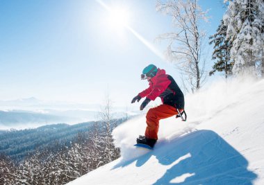 Freeride Snowboard Snowboard giyen dağlarda at binme çekim güzel sahne kış güneşli gün boşaltmak dişli