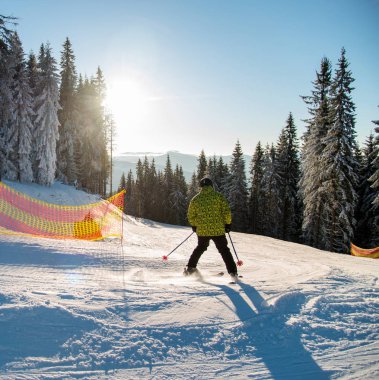 Taze kar üzerinde sürme kayakçı Kayak Merkezi Karpat Dağları'nda güneşli gün gidip. Bukovel