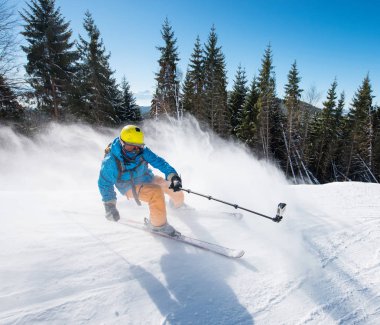 Eylem çekim profesyonel kayakçı kış resort Bukovel aktif yaşam tarzı spor kavramı, dağlarda taze toz karda kayak yaparken bir kamera selfie sopa ile selfies fotoğraf çekme.