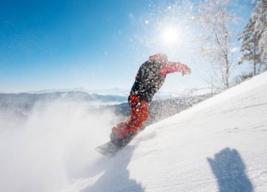 Dağlar boşaltmak snowboard aktif yaşam tarzı bir güneşli kış gününde yamaç sürme Freerider snowboard rekreasyon resort spor. Havada kar