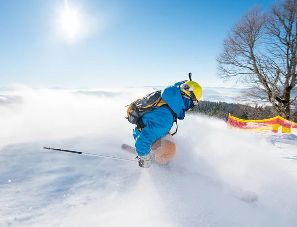 Zpětná Záběr Freerider Lyžař Sjíždění Svahu Ski Resort Hory Copyspace — Stock fotografie