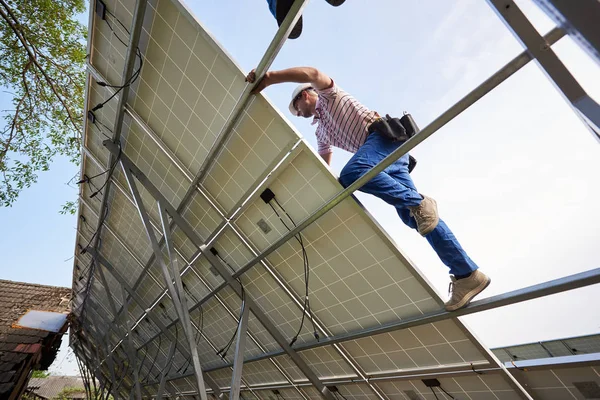 Vedere Jos Din Interiorul Sistemului Panouri Solare Exterioare Autonome Inginer — Fotografie, imagine de stoc