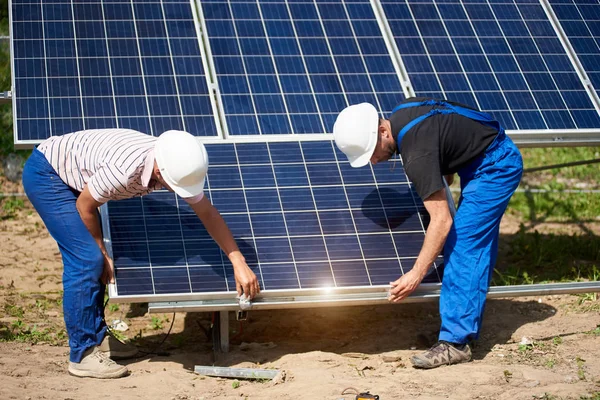 Dos Técnicos Que Trabajan Instalación Del Sistema Paneles Solares Independientes — Foto de Stock