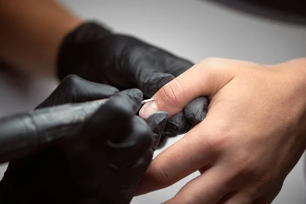 Fingernagelbehandlung Mode Maniküre Herstellung Prozess Schönheitssalon Elektrische Nagelfeile Bohren Aktion — Stockfoto