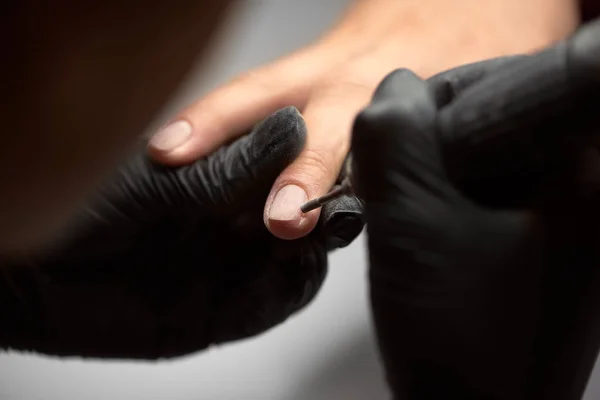 Close Van Professionele Master Manicure Handen Werken Client Nagels Boren — Stockfoto