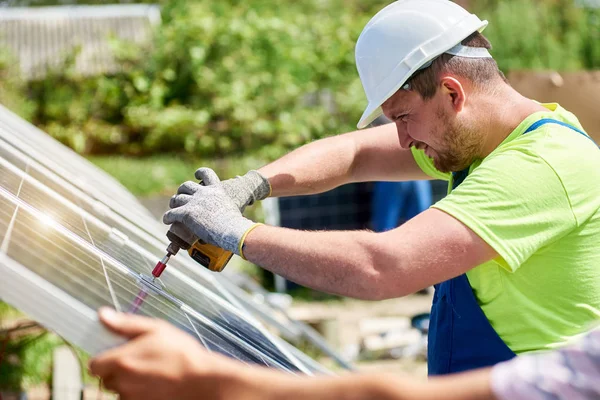 Técnicos Profesionales Que Conectan Panel Solar Fotovoltaico Exterior Plataforma Metálica —  Fotos de Stock