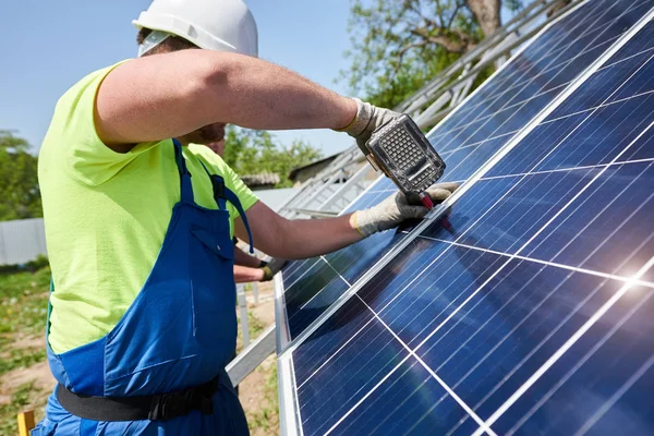Técnico Profesional Que Trabaja Con Destornillador Que Fija Panel Fotovoltaico —  Fotos de Stock