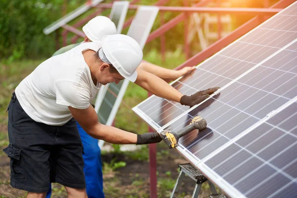 Team Technicians Adjusting Big Shiny Solar Panel Metal Platform Sunny — Stock Photo, Image