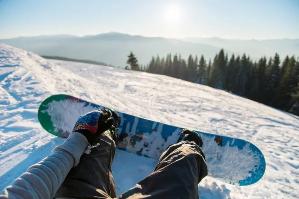 Point Vue Une Snowboardeuse Couchée Sur Neige Sur Pente Relaxant — Photo