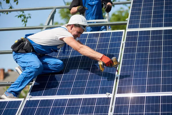 Técnico Profesional Que Instala Panel Solar Plataforma Del Metal Usando — Foto de Stock