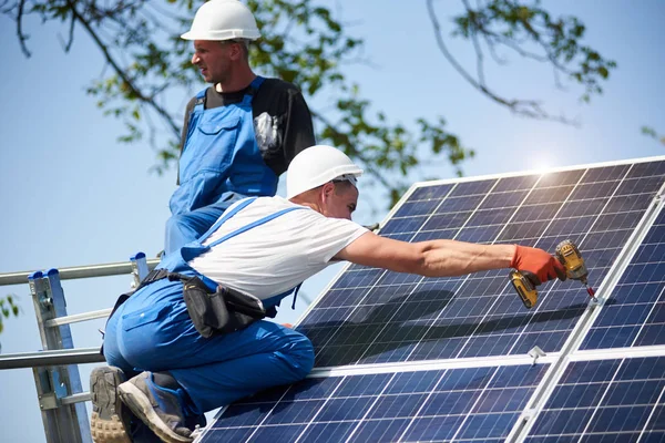 Dois Trabalhadores Montando Painel Solar Pesado Foto Voltaica Plataforma Aço — Fotografia de Stock