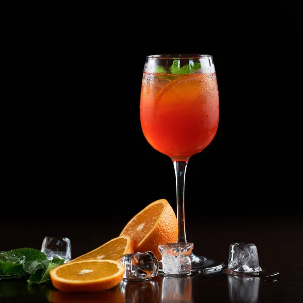 Hohes Kristall Cocktailglas Mit Kaltem Sommerlich Erfrischendem Saftigen Getränk Orangenscheiben — Stockfoto