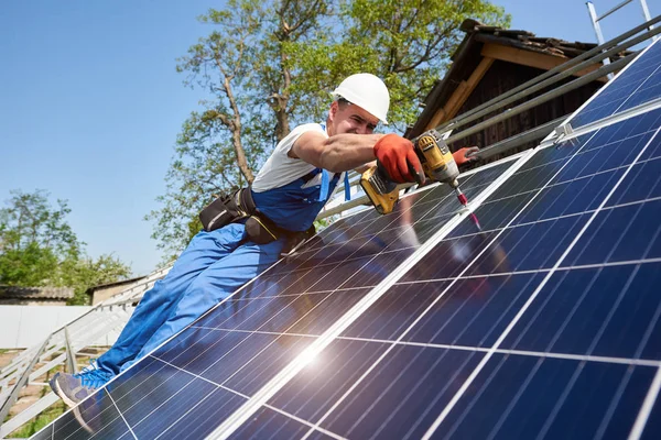 Technician Installing Solar Photo Voltaic Panel Metal Platform Using Screwdriver — Stock Photo, Image