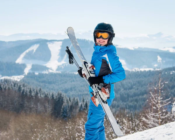 Glückliche Skifahrerin Lächelt Die Kamera Hält Ihre Skier Der Hand — Stockfoto