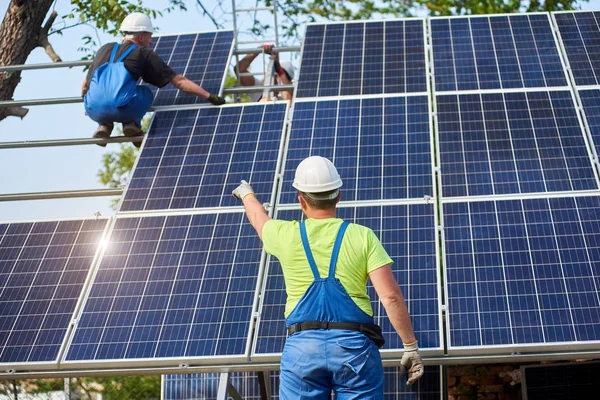 Vue Arrière Technicien Ingénieur Mâle Debout Devant Système Photovoltaïque Extérieur — Photo