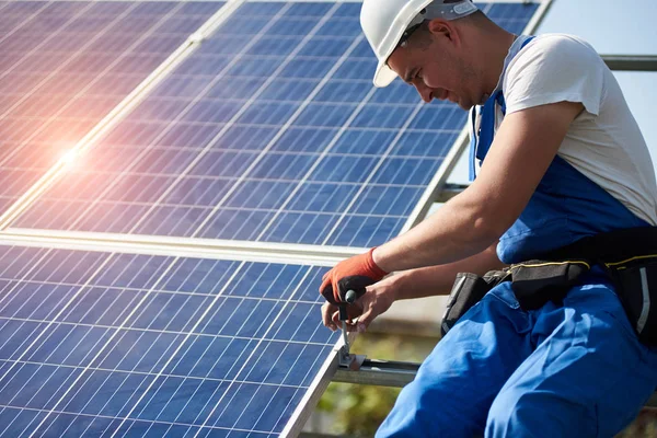Técnico Profesional Que Conecta Panel Solar Fotovoltaico Plataforma Metálica Usando —  Fotos de Stock