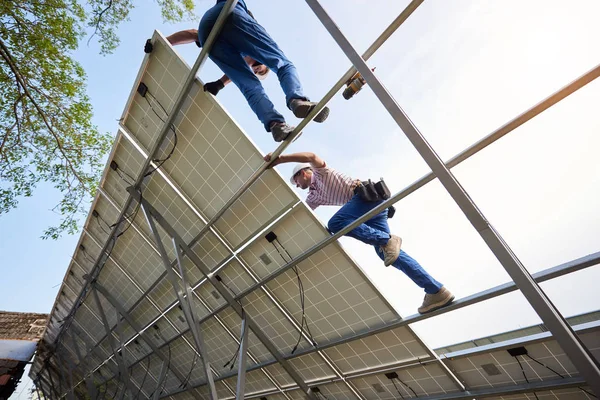 Bottom View Stand Alone Exterior Solar Panel System Two Engineers — Stock Photo, Image