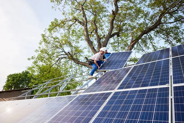 Deux Techniciens Installent Lourd Panneau Solaire Photovoltaïque Sur Une Grande — Photo