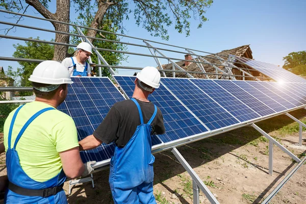 Tres Técnicos Que Trabajan Instalación Del Sistema Paneles Solares Voltaicos — Foto de Stock